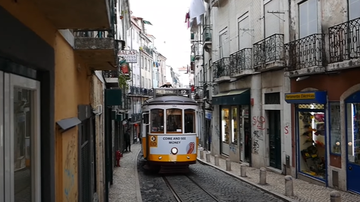 Bairro de Mouraria, em Lisboa, onde aconteceu o incêndio - Reprodução / Youtube / For 91 Days Travel Blog