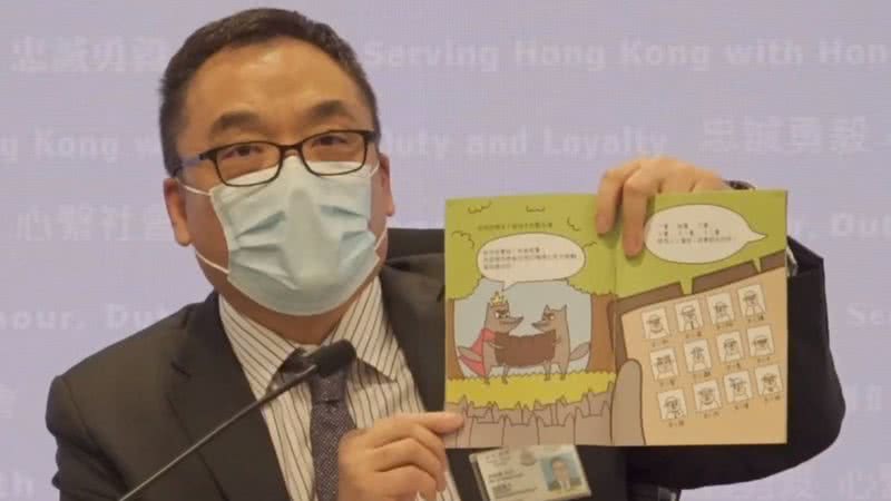 Superintendente do Departamento de Segurança Nacional da Polícia mostra livro infantil - Divulgação/Facebook/Hong Kong Police