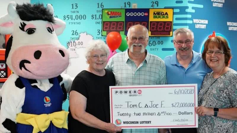 Tom Cook e Joseph Feeney posam com suas esposas segurando o prêmio - Wisconsin Lottery/Divulgação