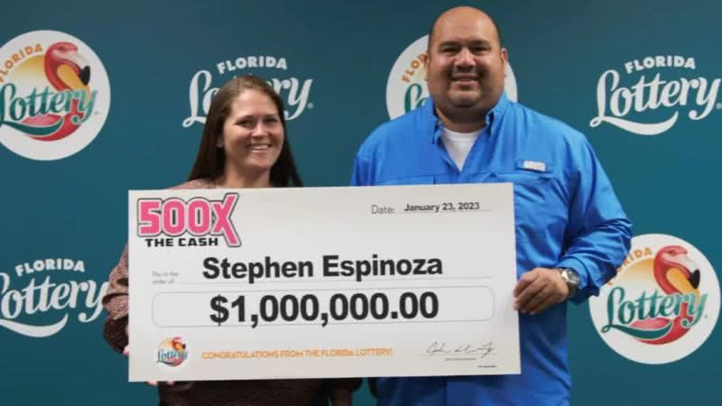 Espinoza segura cheque com prêmio - Divulgação / Redes sociais / Florida Lottery