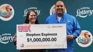 Espinoza segura cheque com prêmio - Divulgação / Redes sociais / Florida Lottery