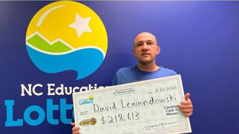 David Lewandowski com o cheque de seu prêmio - Divulgação / North Carolina Education Lottery