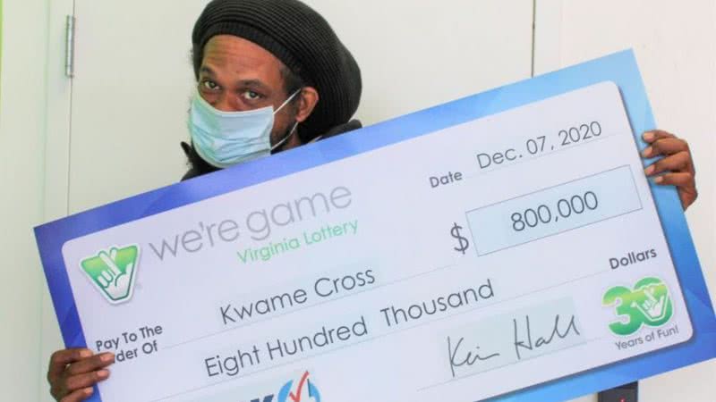 Kwame Cross com seu cheque de loteria - Divulgação/Virginia Lottery