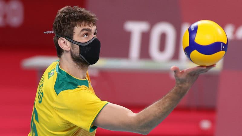 Lucão prepara um saque usando máscara - Getty Images