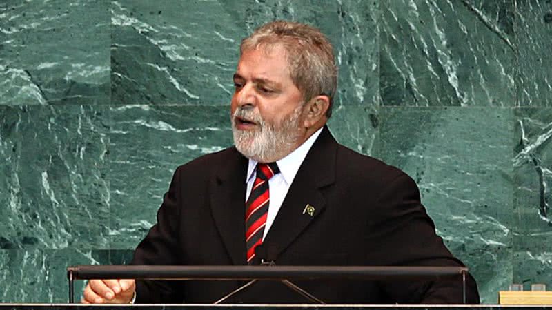 Fotografia do ex-presidente Lula durante antigo pronunciamento - Wikimedia Commons