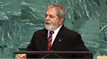 Fotografia do ex-presidente Lula durante antigo pronunciamento - Wikimedia Commons