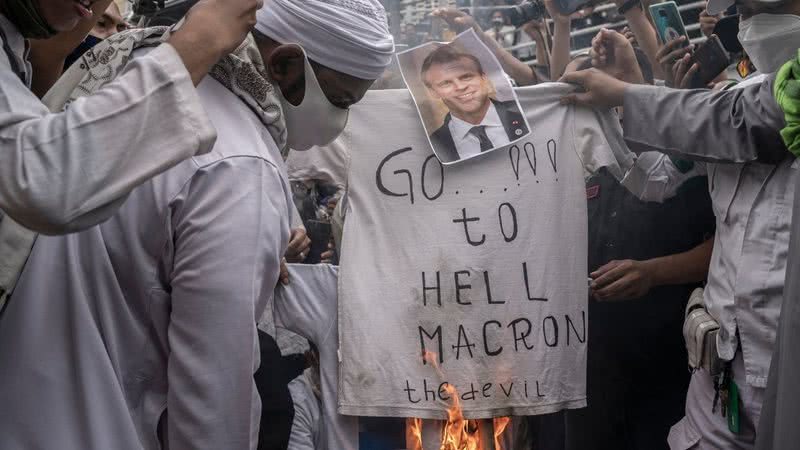 Protestantes queimam imagem de Macron - Getty Images