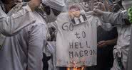 Protestantes queimam imagem de Macron - Getty Images