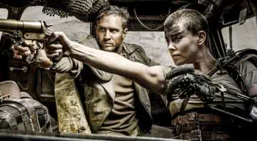 Charlize Theron e Tom Hardy em “Mad Max: Estrada da Fúria” (2015) - Divulgação/Warner Bros. Pictures