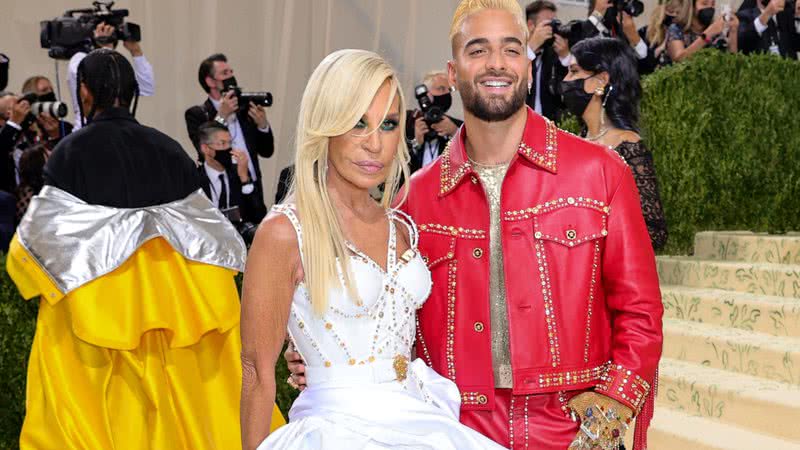 Maluma ao lado de Donatella durante o tradicional evento de moda - Getty Images