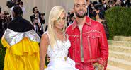 Maluma ao lado de Donatella durante o tradicional evento de moda - Getty Images