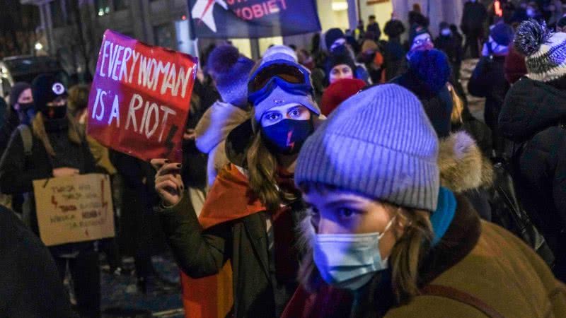 Poloneses em manifestação nas ruas de Varsóvia - Getty Images