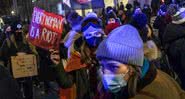 Poloneses em manifestação nas ruas de Varsóvia - Getty Images