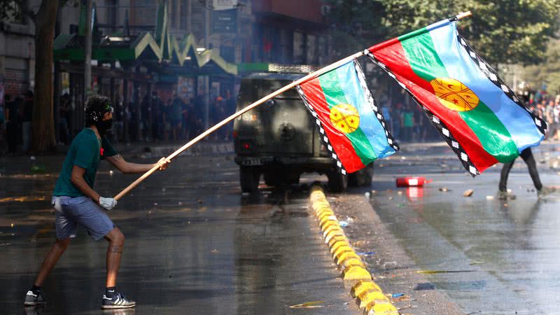 Protestos no Chile, em novembro de 2022, contra a violência aos povos Mapuches - Getty Images