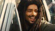 Kingsley Ben-Adir como Bob Marley em ‘Bob Marley: One Love’ (2024) - Reprodução/Vídeo/YouTube/Paramount Pictures