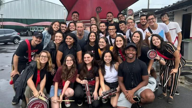 Chris Martin com alunos de direto da USP - Reprodução / Instagram