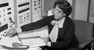 Mary W. Jackson em um dos computadores da NASA - Wikimedia Commons