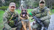 O cachorro militar Max ao lado de soldados ucranianos - Divulgação/Twitter/@ng_ukraine