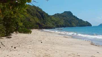 Praia no arquipélago de Mayotte - Wikimedia Commons, com atribuição de Creative Commons