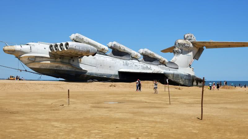 Ecranoplano MD-160 abandonado na costa de Derbent - Getty Images