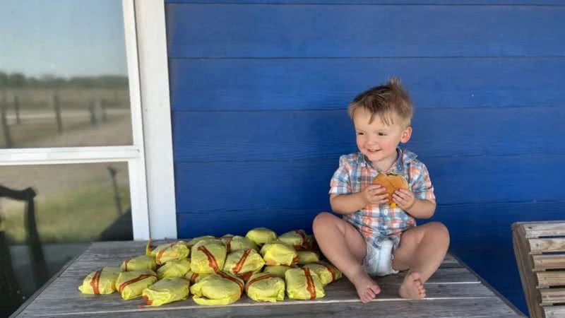 Barrett com os 31 lanches do McDonald’s - Divulgação/Arquivo Pessoal