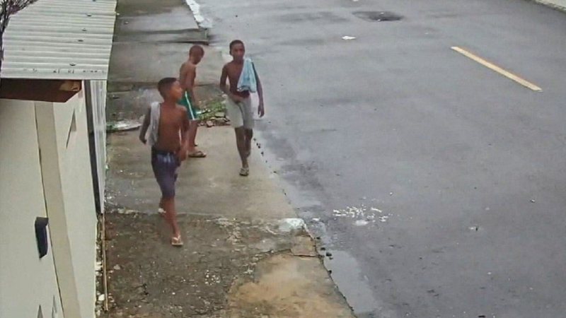 Imagem de câmera de segurança dos meninos de Belford Roxo, que foram mortos por traficantes - Divulgação / Polícia Militar