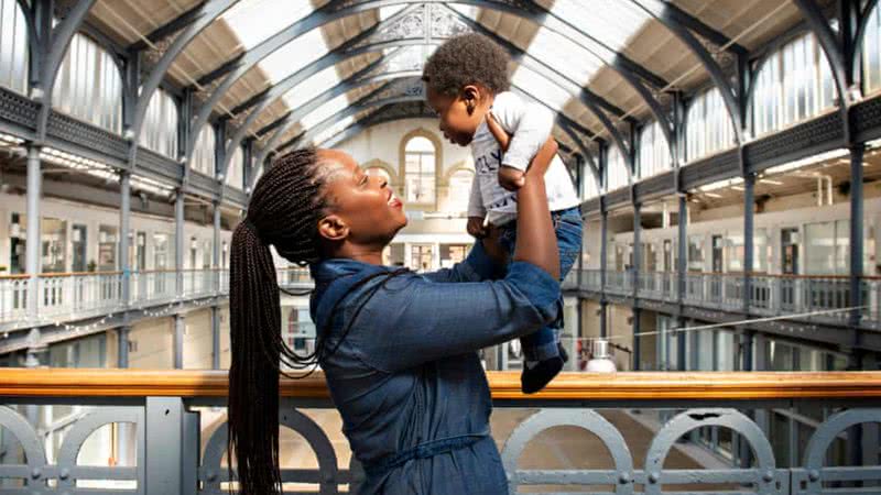 Fotografia de Mercy Baguma com seu filho Adriel - Divulgação/Becky Duncan