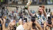 Messi com a taça da Copa do Mundo - Getty Images