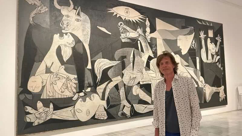 Mick Jagger na frente de “Guernica”, de Pablo Picasso - Divulgação/Twitter/@MickJagger