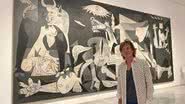 Mick Jagger na frente de “Guernica”, de Pablo Picasso - Divulgação/Twitter/@MickJagger