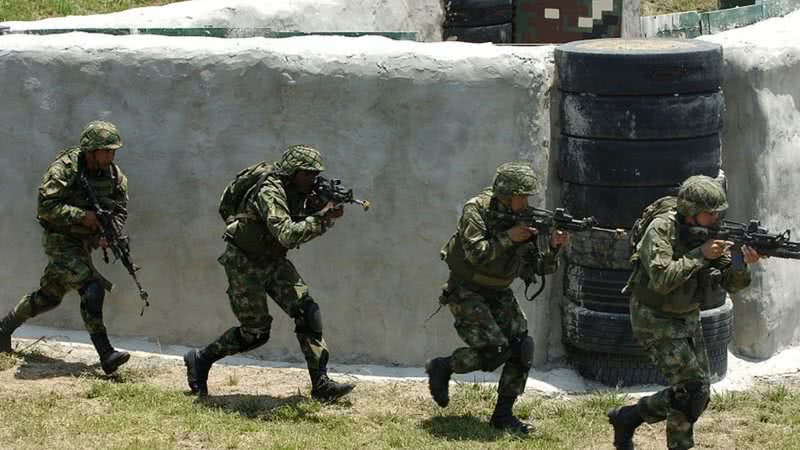 Imagem de militares colombianos em campo de batalha - Wikimedia Commons