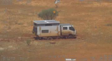 Imagem aérea do motorhome entalado - Divulgação/Autoridade Australiana de Segurança Marítima