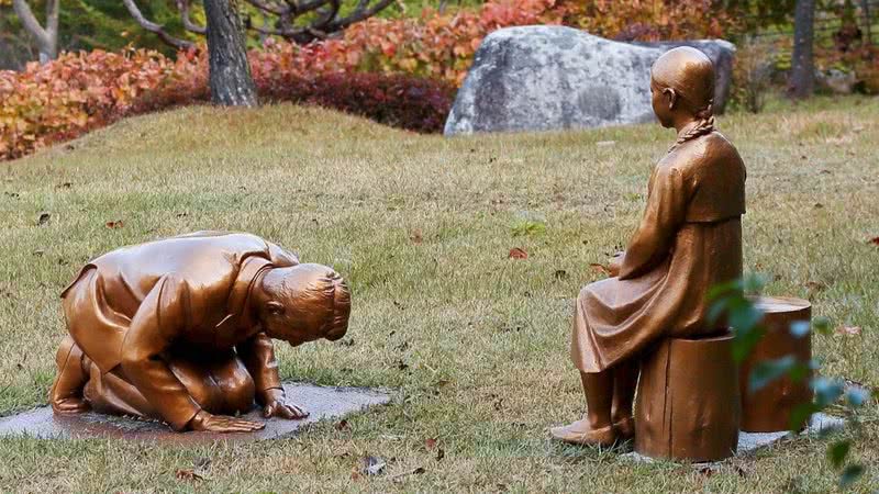 Estátua mostra homem se curvando diante de mulher de consolo - Divulgação - Jardim Botânico da Coreia