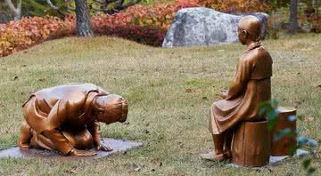 Estátua mostra homem se curvando diante de mulher de consolo - Divulgação - Jardim Botânico da Coreia