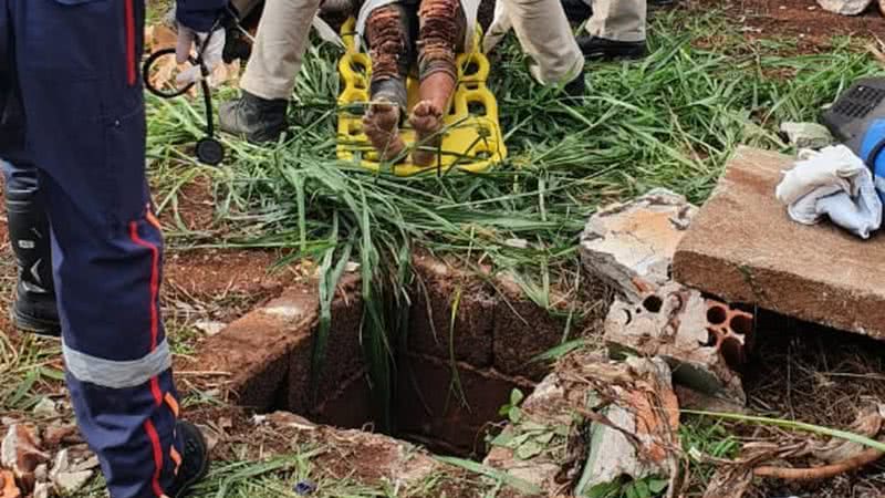 Fotografia da mulher sendo retirada do buraco - Divulgação/ Guarda Municipal