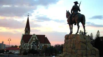 Igreja alemã, ao lado de monumento de colono, em Windhoek, capital da Namíbia - Wikimedia Commons