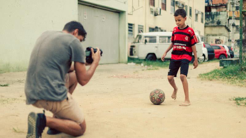 Fotografia do diretor Alec gravando o pequeno Nando - Divulgação/@csioandreasi