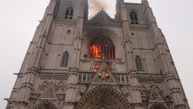 Imagem da catedral durante o incêndio - Divulgação/Twitter/Western_Trad/18.07.2020