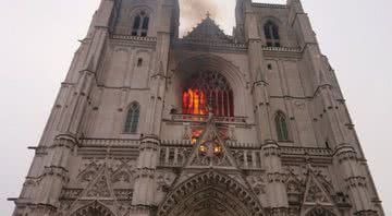 Imagem da catedral durante o incêndio - Divulgação/Twitter/Western_Trad/18.07.2020