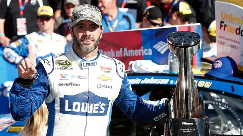 Jimmie Johnson com troféu ao fim de corrida de 2016 - Getty Images