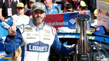 Jimmie Johnson com troféu ao fim de corrida de 2016 - Getty Images