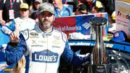 Jimmie Johnson com troféu ao fim de corrida de 2016 - Getty Images