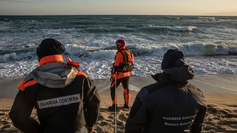 Socorristas procuram por sobreviventes em praia de Calábria, Itália - Getty Images