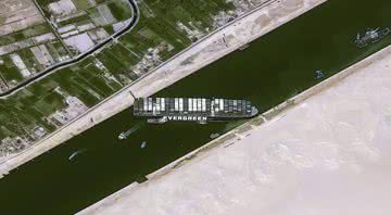 Imagem do meganavio encalhado no meio do Canal de Suez - Divulgação/Cnes2021/Distribuição Airbus DS