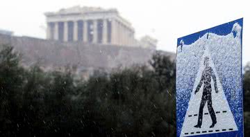 Placa de sinalização em Atenas, na Grécia - Getty Images