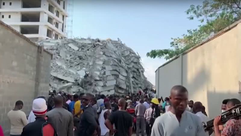 Pessoas se chocam com os escombros do edifício na Nigéria - Divulgação/YouTube/Guardian News