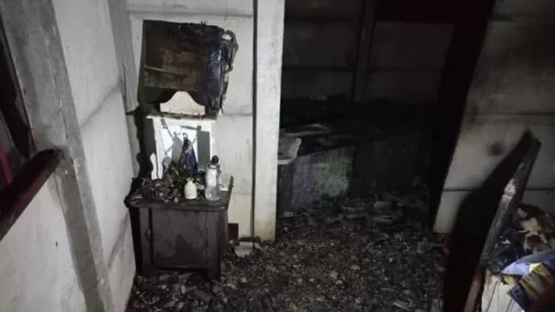 Imagem da casa incendiada e de imagem intacta de Nossa Senhora em altar - Divulgação/Corpo de Bombeiros