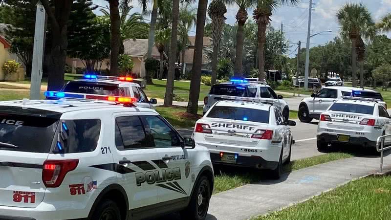 Viaturas se posicionam em volta de residência onde o crime ocorreu - Reprodução/Twitter/Port St. Lucie PD