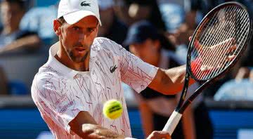 Novak Djokovic durante partida de tênis - Getty Images