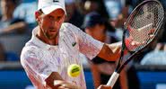 Novak Djokovic durante partida de tênis - Getty Images